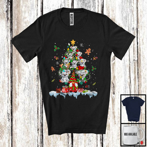 MacnyStore - Christmas Tree Lights Koala With Gnome, Cheerful X-mas Snowing Gnomies, Family Group T-Shirt