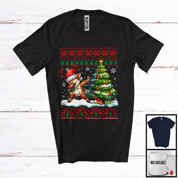 MacnyStore - Dabbing Reindeer, Adorable Christmas Sweater Reindeer Lover, X-mas Lights Tree Family Group T-Shirt