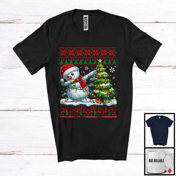 MacnyStore - Dabbing Snowman, Adorable Christmas Sweater Snowman Lover, X-mas Lights Tree Family Group T-Shirt