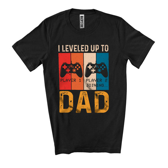 MacnyStore - I Leveled Up To Dad, Humorous Father's Day Vintage Retro Game Controller, Pregnancy Gamer T-Shirt