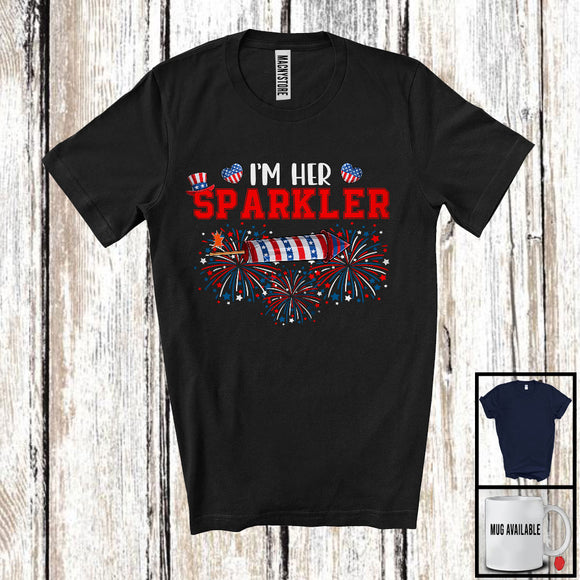 MacnyStore - I'm Her Sparkler, Awesome 4th Of July American US Flag Firecracker, Couple Patriotic T-Shirt