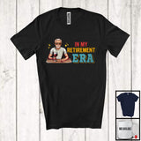 MacnyStore - In My Retirement Era, Humorous Retired Men Drinking Wine, Drunker Family Group T-Shirt
