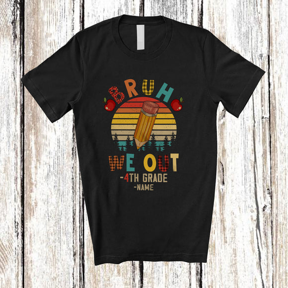 MacnyStore - Personalized Custom Name Vintage Retro We Out 4th Grade; Joyful Last Day Of School Plaid Teacher T-Shirt