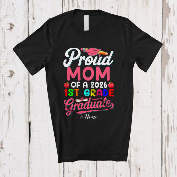 MacnyStore - Personalized Custom Name; Mom Class Of 2026 1st Grade Graduate; Lovely Mother's Day Family T-Shirt