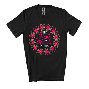 MacnyStore - This Nana Is Retired Est. 2025, Humorous Mother's Day Flowers, Retirement Plan Family Group T-Shirt