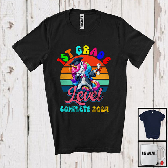 MacnyStore - Vintage Retro 1st Grade Level Complete 2024, Lovely Graduation Dabbing Unicorn, Graduate Gamer T-Shirt