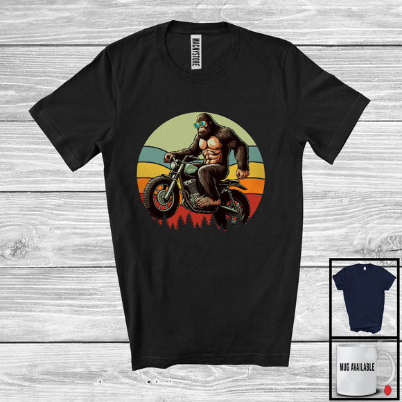 MacnyStore - Vintage Retro Bigfoot Riding Motorcycle, Humorous Bigfoot Lover, Motorcycle Family Group T-Shirt