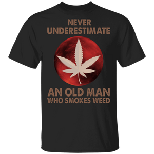Never Underestimate An Old Man Who Smokes Weed Cool Weed Cannabis Smoker Smoking Gifts T-Shirt - Macnystore