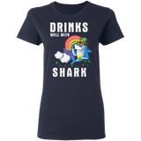 Drinks Well With Sharks Drinking St Patrick's Day Gifts Ladies T-Shirt - Macnystore