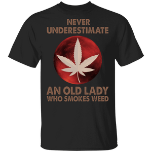 Never Underestimate An Old Lady Who Smokes Weed Cool Weed Cannabis Smoker Smoking Gifts T-Shirt - Macnystore