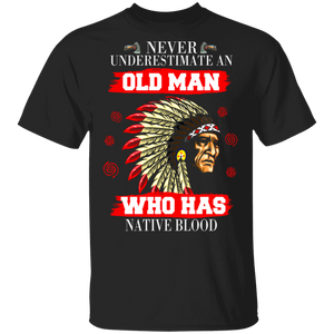Never Underestimate An Old Man Who Has Native Blood Cool Native American Gifts T-Shirt - Macnystore