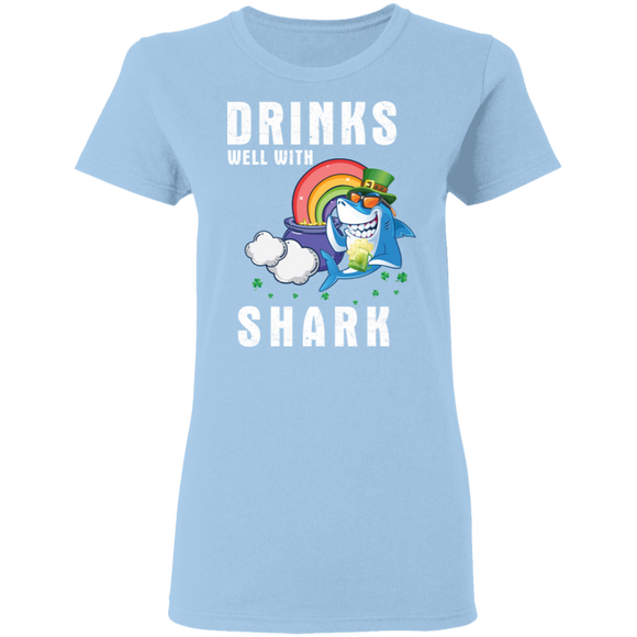 Drinks Well With Sharks Drinking St Patrick's Day Gifts Ladies T-Shirt - Macnystore