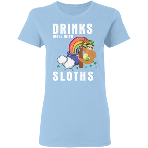 Drinks Well With Sloths Drinking St Patrick's Day Gifts Ladies T-Shirt - Macnystore