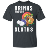 Drinks Well With Sloths Drinking St Patrick's Day Gifts T-Shirt - Macnystore