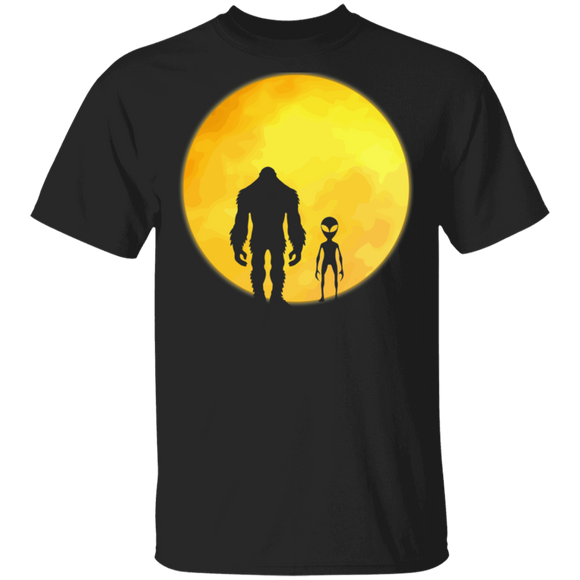 Bigfoot And Alien Under Scary Moon Gifts T-Shirt - Macnystore