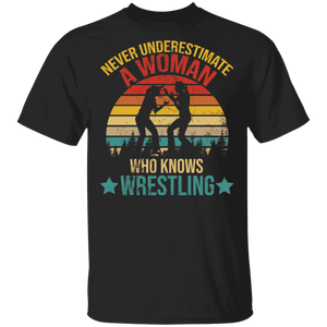 Vintage Retro Never Underestimate A Woman Wrestling Matching Shirt For Women Girls Ladies Funny Mom Daughter Gifts T-Shirt - Macnystore