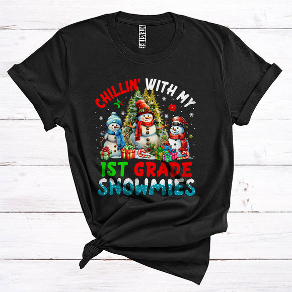 MacnyStore - Chillin' With My 1st Grade Snowmies Cool Merry Christmas Tree Snowman Teacher Group T-Shirt