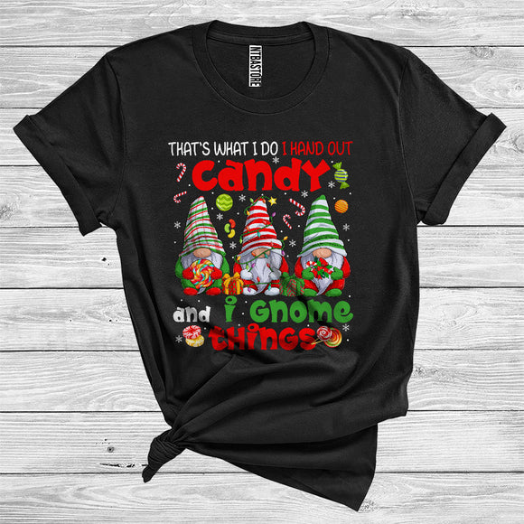 MacnyStore - I Handing Out Candy And I Gnome Things Cute Christmas Three Gnomes Family Group T-Shirt