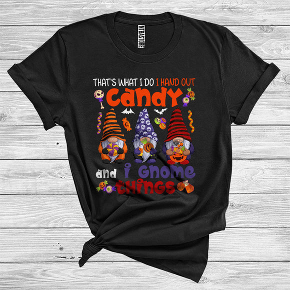 MacnyStore - I Handing Out Candy And I Gnome Things Cute Halloween Three Witch Gnomes Family Group T-Shirt
