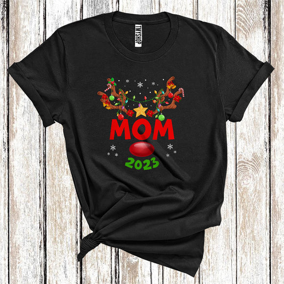 MacnyStore - Mom Reindeer Face 2023 Xmas Lights Family Group Christmas T-Shirt