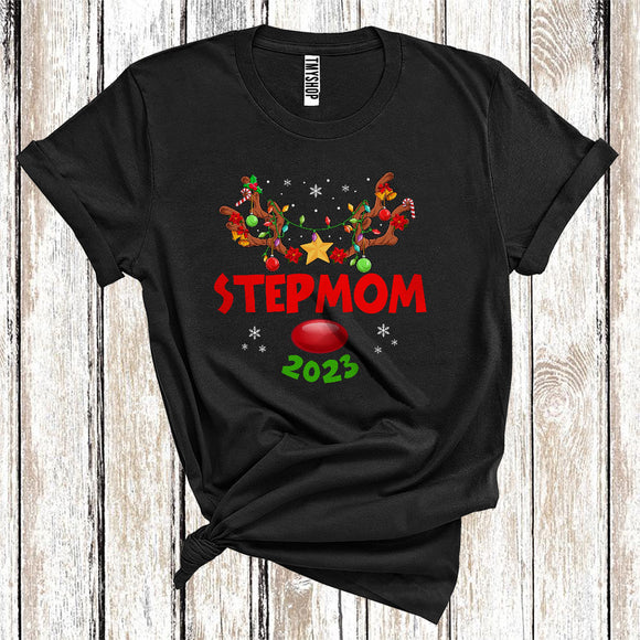 MacnyStore - Stepmom Reindeer Face 2023 Xmas Lights Family Group Christmas T-Shirt