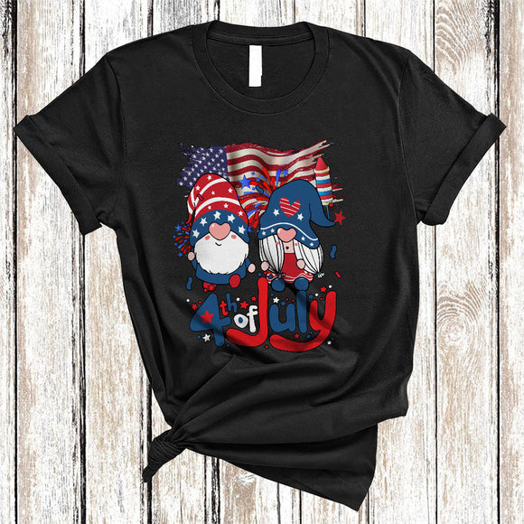 MacnyStore - 4th of July, Happy Independence Day Gnome Couple, US American Flag Patriotic Group T-Shirt