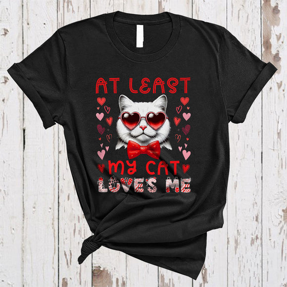 MacnyStore - At Least My Cat Loves Me, Humorous Valentine Cat Wearing Heart Glasses, Animal Lover T-Shirt