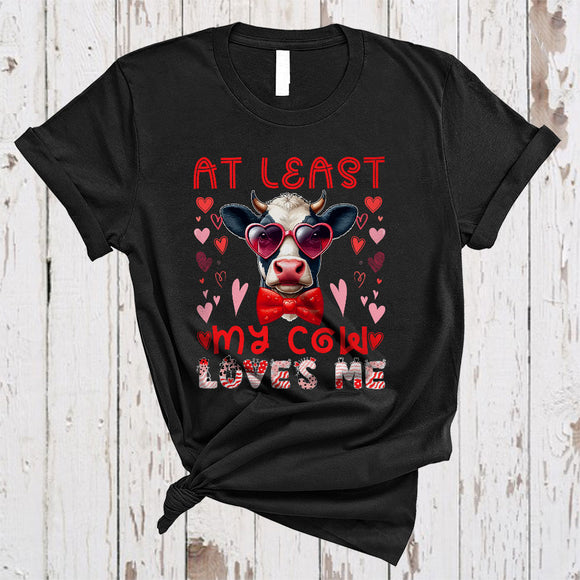 MacnyStore - At Least My Cow Loves Me, Humorous Valentine Cow Wearing Heart Glasses, Animal Farmer Lover T-Shirt