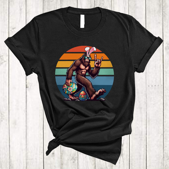 MacnyStore - Bigfoot Hunting Egg, Humorous Vintage Retro Easter Bigfoot Bunny, Family Group T-Shirt