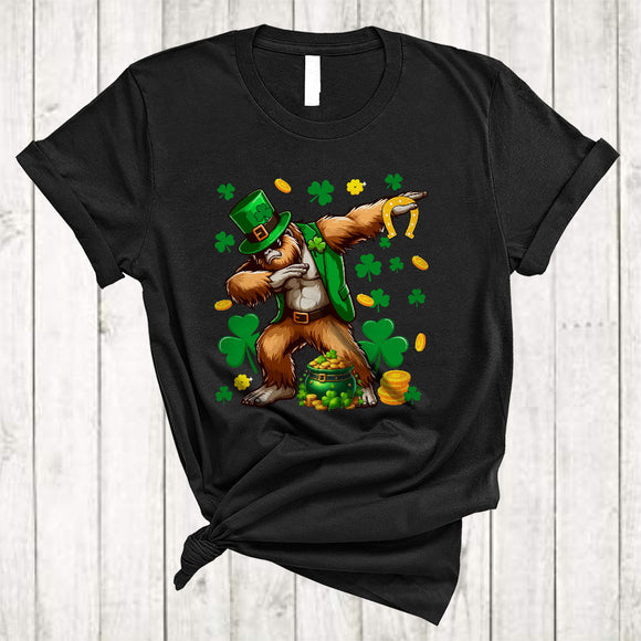 MacnyStore - Bigfoot Leprechaun Dabbing, Humorous St. Patrick's Day Bigfoot Lover, Pot of Gold Shamrock T-Shirt