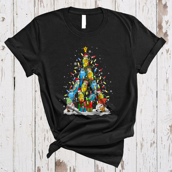 MacnyStore - Budgie As Christmas Tree, Wonderful X-mas Lights Budgie Bird Lover, X-mas Snow Around Gnomes T-Shirt