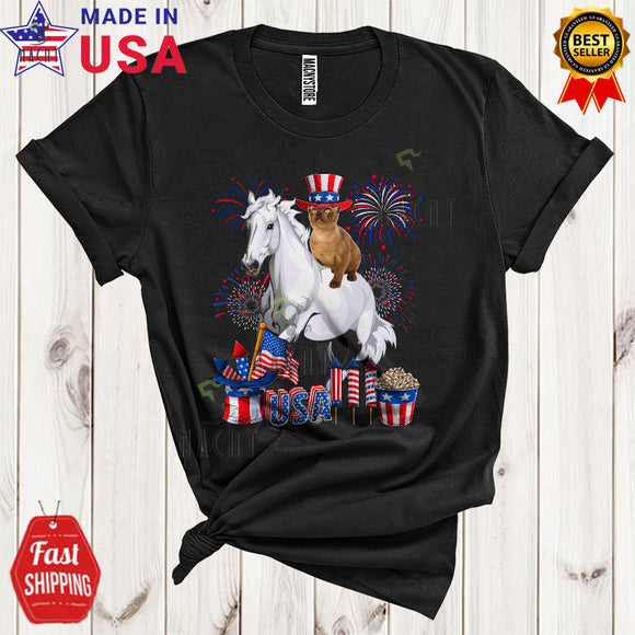 MacnyStore - Cat Riding Horse Funny Cool 4th Of July American Flag Fireworks Cat Farmer Farm Animal Lover T-Shirt