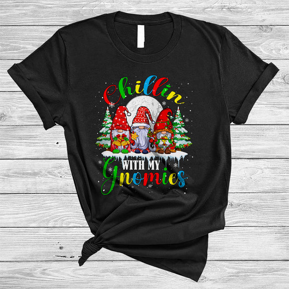 MacnyStore - Chillin With My Gnomies, Lovely Christmas Three Gnomes Snow Around, X-mas Family Squad T-Shirt