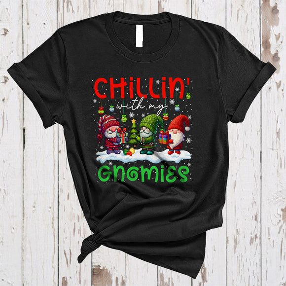 MacnyStore - Chillin' With My Gnomies, Adorable Christmas Three Gnomes Squad, X-mas Snow Around T-Shirt