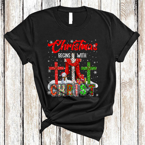 MacnyStore - Christmas Begins With Christ, Colorful X-mas Three Christ Crosses, Snowman Snow Around T-Shirt