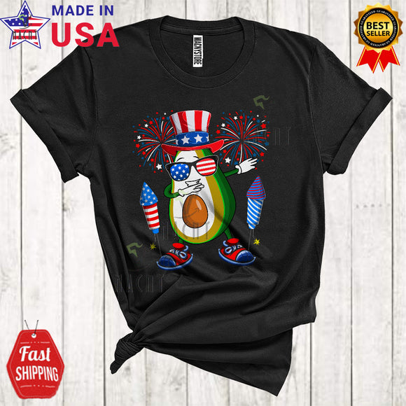 MacnyStore - Dabbing Avocado Wearing US Flag Sunglasses Funny Cool 4th Of July Patriotic Vegan Fireworks T-Shirt