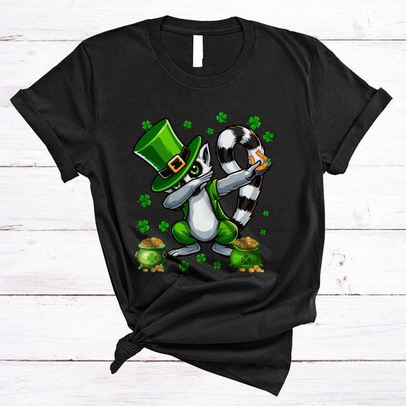 MacnyStore - Dabbing Lemur With Horseshoe, Lovely St. Patrick's Day Wild Animal, Irish Lucky Shamrock T-Shirt