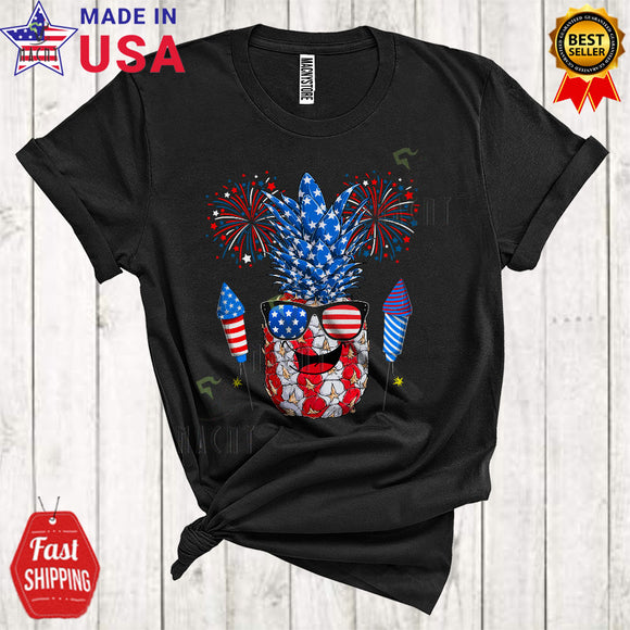 MacnyStore - Dabbing Pineapple Wearing US Flag Sunglasses Funny Cool 4th Of July Patriotic Vegan Fireworks T-Shirt