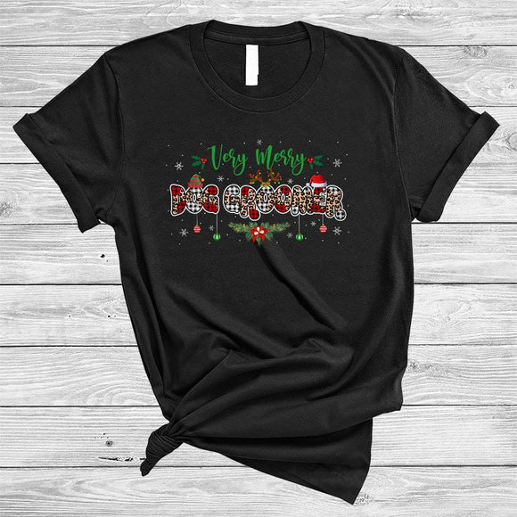MacnyStore - Very Merry Dog Groomer, Joyful Christmas Red Plaid Leopard Snow Around, Matching Dog Groomer Group T-Shirt