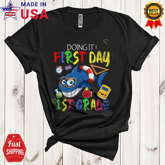 MacnyStore - Doing It First Day Of 1st Grade Cool Funny Back To School Kids Shark Lover Student Teacher T-Shirt