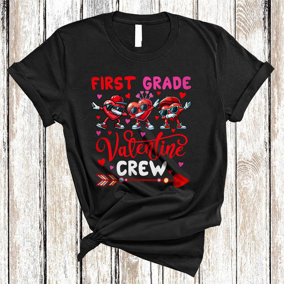 MacnyStore - First Grade Valentine Crew, Adorable Valentine Three Dabbing Hearts, Student Teacher Group T-Shirt