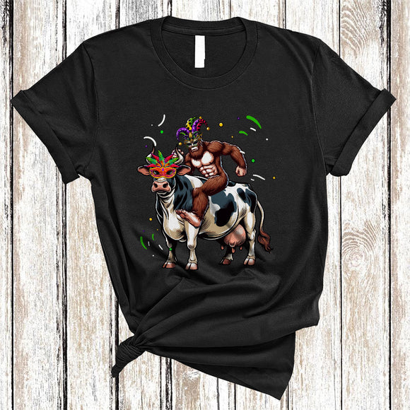 MacnyStore - Funny Bigfoot Riding Cow, Cheerful Mardi Gras Mask Beads Cow, Mardi Gras Parade Squad T-Shirt