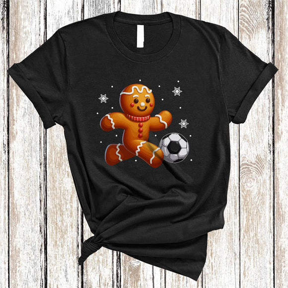 MacnyStore - Gingerbread Playing Football, Cheerful Funny Christmas Gingerbread Sport Player, X-mas Cookies T-Shirt