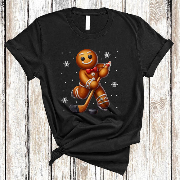 MacnyStore - Gingerbread Playing Hockey, Cheerful Funny Christmas Gingerbread Sport Player, X-mas Cookies T-Shirt