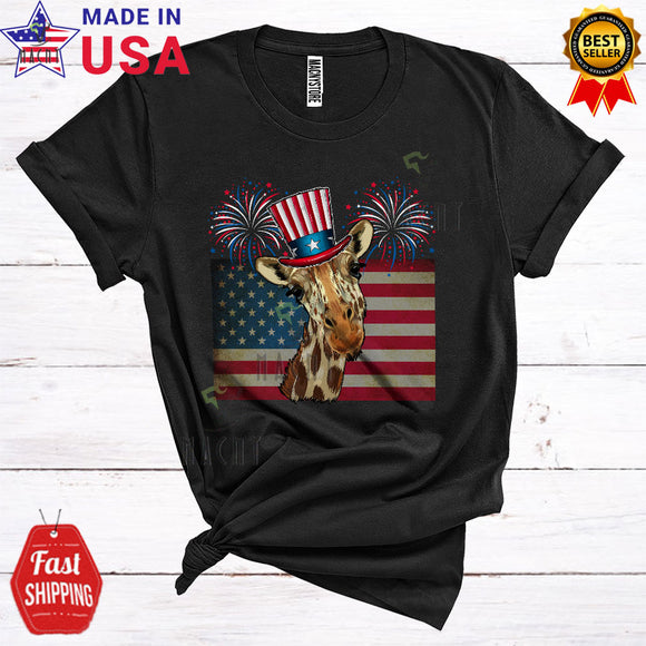 MacnyStore - Giraffe With Vintage American Flag Cool Funny 4th Of July Fireworks Wild Animal Lover T-Shirt