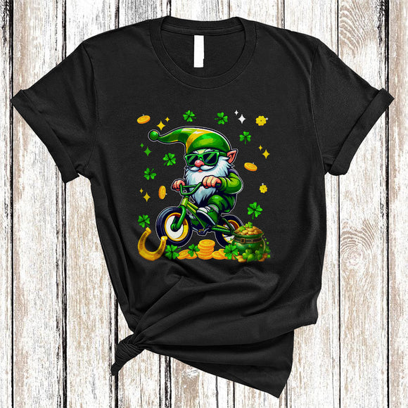 MacnyStore - Gnome Driving Bicycle, Amazing St. Patrick's Day Gnomes Gnomies, Shamrock Family Group T-Shirt