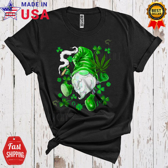 MacnyStore - Gnome With Clover Weed Cannabis Funny Cool St. Patrick's Day Weed Smoker Stoner Gnome Lover T-Shirt