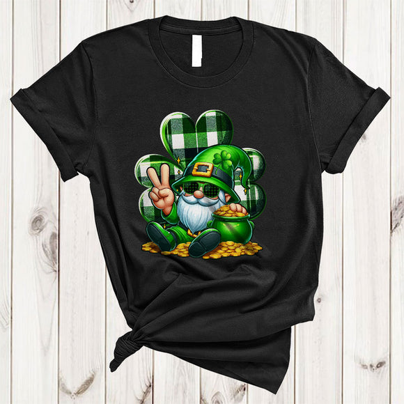 MacnyStore - Gnome With Plaid Shamrock, Lovely St. Patrick's Day Gnomes Lover, Irish Lucky Shamrock T-Shirt