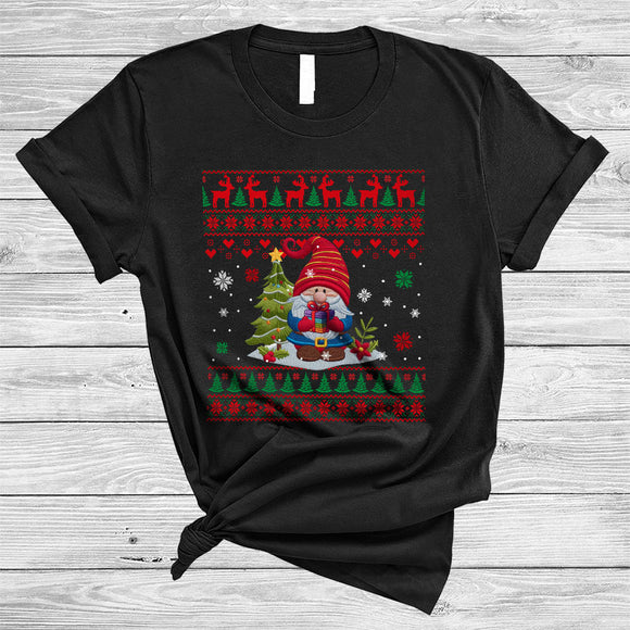 MacnyStore - Gnome With X-mas Present, Lovely Merry Christmas Sweater Gnomes, Gnomies Family Group T-Shirt