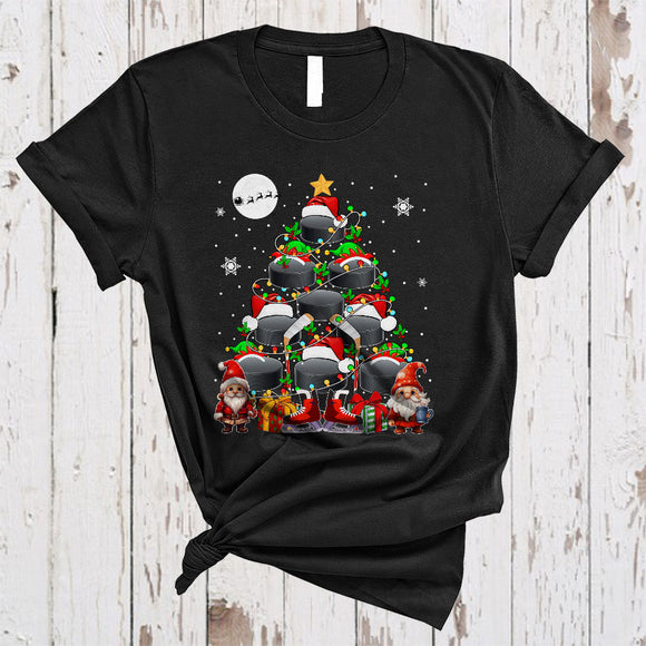 MacnyStore - Gnomes With Hockey Christmas Tree, Cheerful Santa Reindeer ELF Hockey Player, X-mas Lights T-Shirt